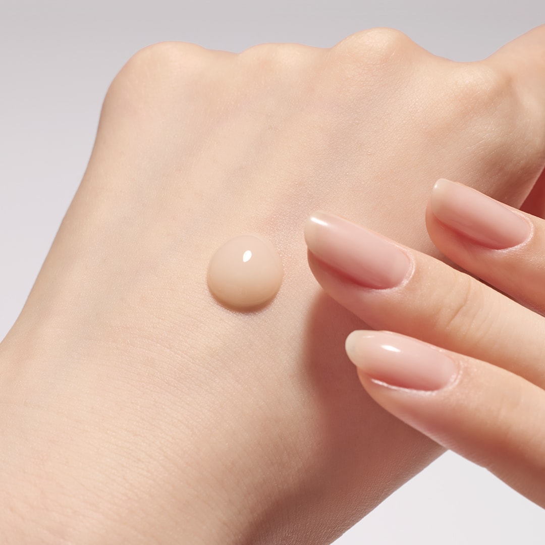 AgelessBeauty3000.com  Sulwhasoo | The Ultimate S Serum   Hand applying a droplet of cream on skin
